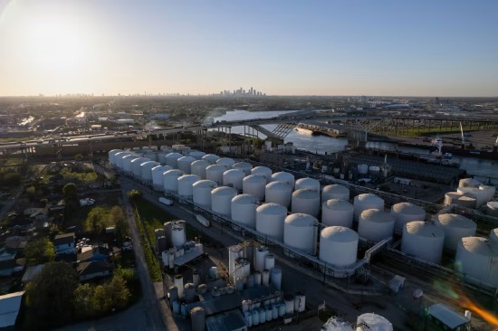 中东冲突升级,霍尔木兹海峡受阻;美国汽油价格显著攀升,创近年新高。 股票财经 中东冲突升级,霍尔木兹海峡受阻;美国汽油价格显著攀升,创近年新高。 股票财经 中东冲突升级,霍尔木兹海峡受阻;美国汽油价格显著攀升,创近年新高。 股票财经