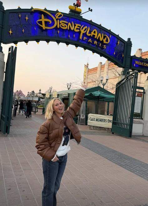  球场暂别光芒，穆德里克情路却迎来甜蜜惊喜；迪士尼乐园见证两人亲密时刻。 娱乐新闻