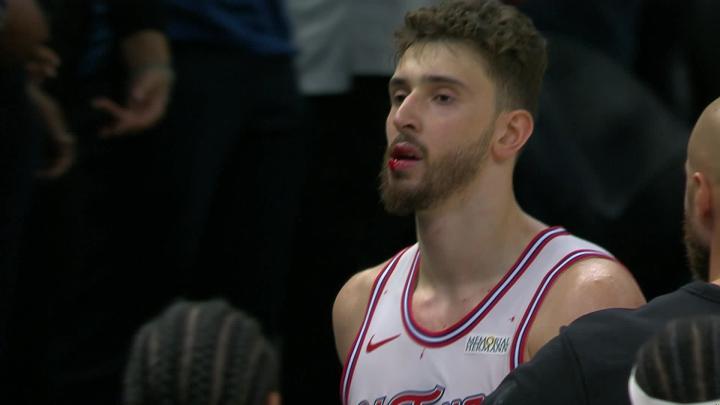 技术流内线标杆:申京高效输出与防守端的顶级博弈 体育新闻 技术流内线标杆:申京高效输出与防守端的顶级博弈 体育新闻