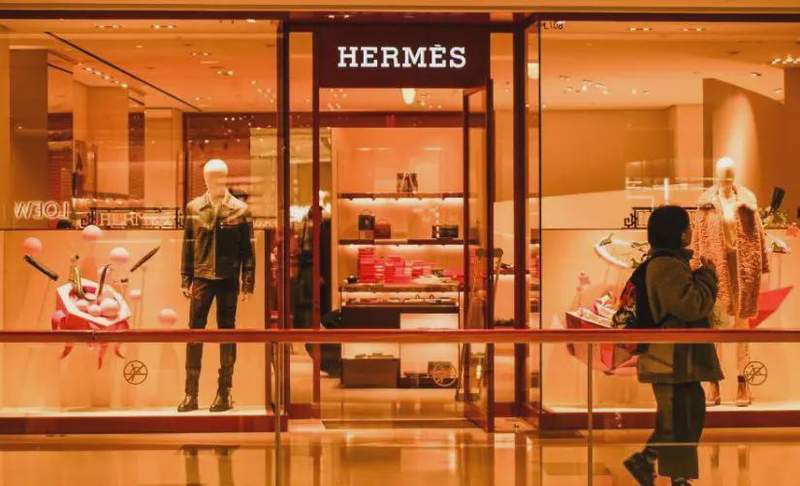 盲目扩张的终局:品牌资产与商业逻辑的全面崩塌。 企业服务