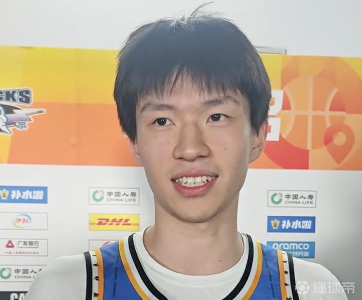 登场即绝境:新人张鹏珲如何用一颗三分球改写心路历程 体育新闻 登场即绝境:新人张鹏珲如何用一颗三分球改写心路历程 体育新闻