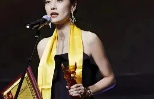 马伊琍形象转型深度解析:49岁爆炸头背后的自我觉醒与技术突破 娱乐新闻