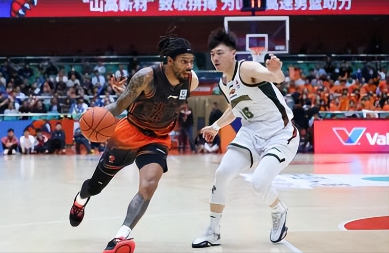  辽宁险胜山东背后的战术密码：乌戈如何用十二人轮换破解困局 体育新闻