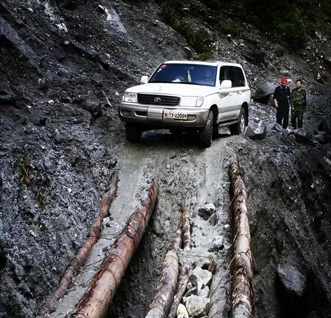  【技术解析】52年啃下基建硬骨头：墨脱公路背后的地质挑战与工程突破 汽车科技